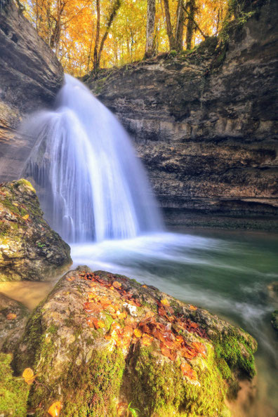 La cascade du Pain de Sucre se trouve près de Poisieu.L'énorme amas de roche sous la cascade est une stalagmite composée de calcaire qui s'est déposé au fur et à mesure des millénaires