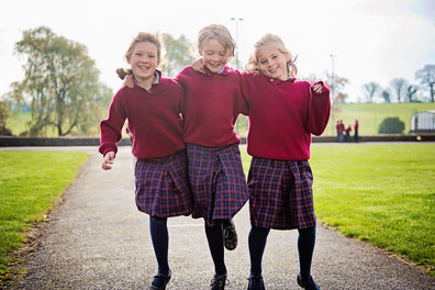 Trois jeunes filles en uniforme de leur boarding school anglaise