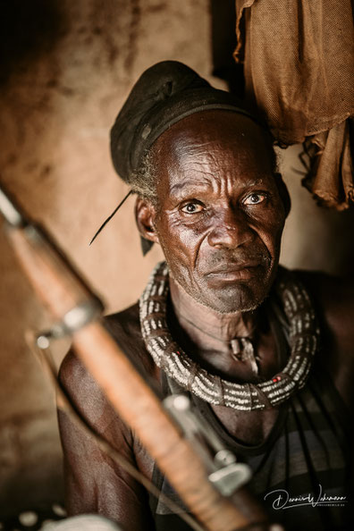 himba familienoberhaupt und früherer soldat kunene kaokoveld namibia