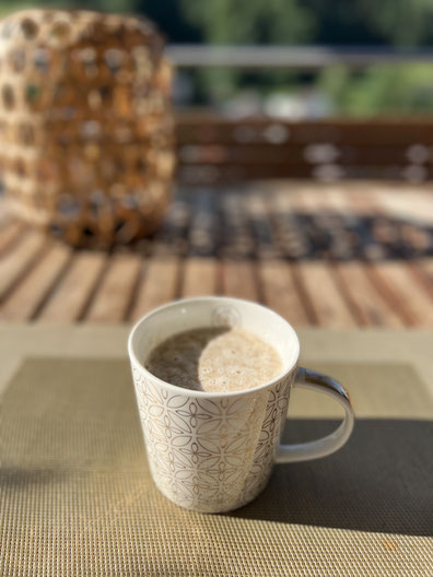 Morgen-Powerdrink aus warmem Wasser, Ingwer, Zitrone und optional Kurkuma, im ayurvedischen Kontext als belebendes Getränk für einen aktivierenden Start in den Tag beschrieben.