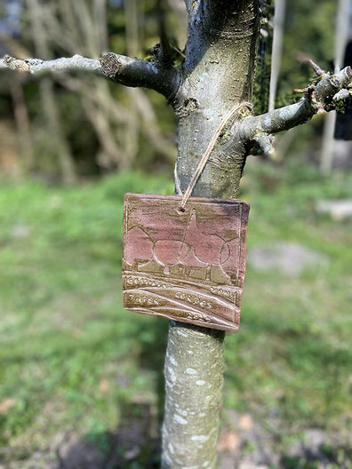 An deinem Baum/Strauch bekommst du Schild aus gebranntem Ton mit deinem Namen