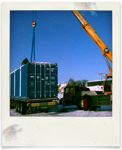 Anlieferung der vorab teilausgebauten Cargo-Container nach Villingendorf