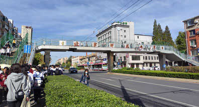 中国語学留学　大連遼寧師範大学　大学正門周辺　歩道橋