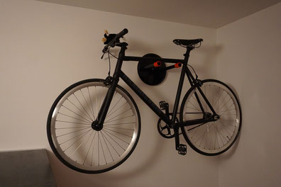 Wandhalter Wandmontage Halterung Fahrrad Rennrad Holz mit Beleuchtung LED Bike wall mount schwarz rot konfiguriert