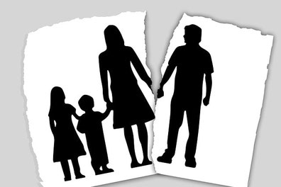 Das Bild zeigt eine stilisierte Familie aus zwei Eltern mit zwei Kindern. Durch die Eltern geht ein symbolischer Riss, der Trennung oder Verlust symbolisieren soll.