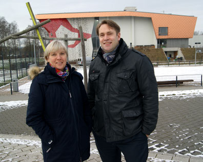 Michael Weinreich (MdHB) freut sich mit Beate Wagner-Hauthal von der ParkSportInsel über die Mittel für den Infopavillon