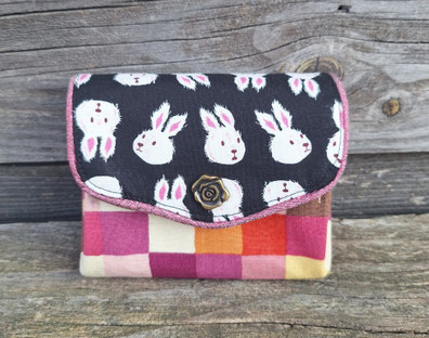 mignon petit porte-monnaie accordéon pour femme, tissu noir avec des lapins mignons,  tissu à carreaux colorés, porte-cartes 3 compartiments, à soufflet fait-main en France - artisanat d'Alsace
