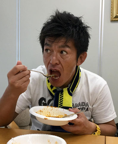 カレー試食会で味のチェックをする三四六さん