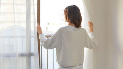 Frau blickt in die Weite – Symbol für Klarheit, Aufbruch und Weiblichkeit im Human Design Retreat Mecklenburg-Vorpommern