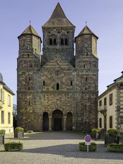 Bild: Front der Blick in das Innere der Abteikirche Saint-Étienne in Marmoutier im Elsass