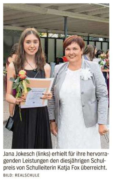 Jana Jokesch (Klasse 10a) erhielt für ihre hervorragenden Leistungen den diesjährigen Schulpreis von Schulleiterin Katja Fox überreicht.