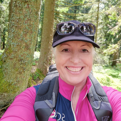 frischer Wald, herrliche Luft, sattes Grün, strahlende Daniela - Glück beim Wandern