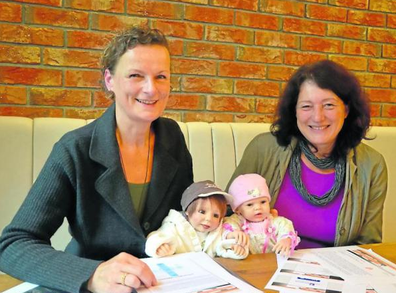 Beatrix van Ooyen (links) und Christine Kunert freuen sich über die Puppen, deren Anschaffung sie fürs Demenz-Café ermöglichten.
