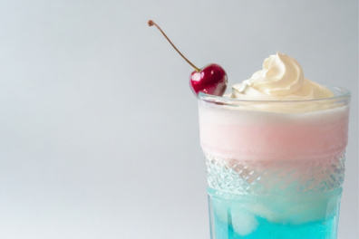 さくらんぼがのったカラフルなクリームソーダ。