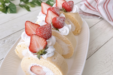 生クリームといちごがたっぷりのったロールケーキのお皿。