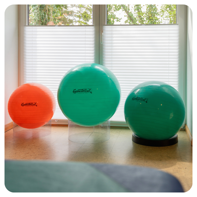 Drei Gymnastikbälle in einem Behandlungsraum der Physiotherapie Musterbruch