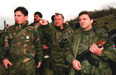 Ratko Mladic (i midten) 
