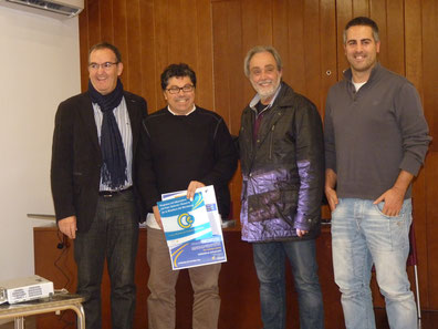 El Sr. Miquel Calm lliurant el certificat a l'equip d'EduCA Viladrau
