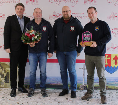 Bürgermeister Nicolas Aisch mit den Feuerwehr-Drohnenpiloten Frank Peine, Martin Hübscher-Koke und Andre Brinkmann (von links). Foto: Stadt Borgentreich