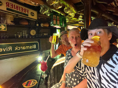Mario trinkt den "Take me drunk, I am home" Cocktail
