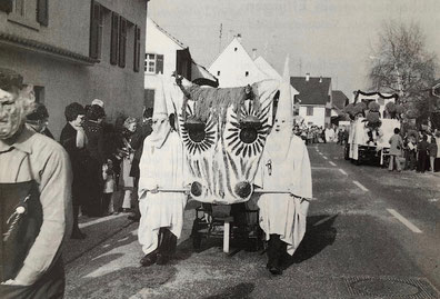 Das "Näbegrabe-Tier" am Fasnachtsumzug 1968 (Foto: Frau M. Muster)