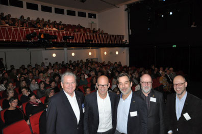 W. Dressler (v.li.), I. Nürnberger, P M. Sander, DG S. Mühlenweg u. A. Kupke (Lionshilfe) vor ausverkauften Theaterrängen