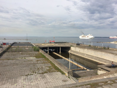 Die "Linnahall" am Hafen: Bröckelnder Koloss