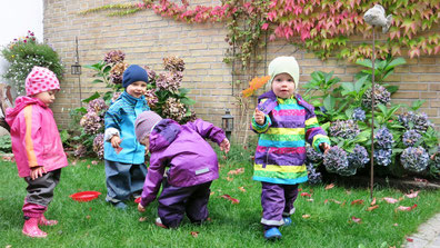 Kinder sammeln Herbstblätter
