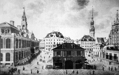 Der Marktplatz mit Rathaus, Waagenhaus und Schwarzhäupterhaus in Riga. Lithografie von G.K. Šarlo. 1829.