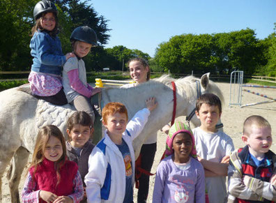 C'est aux écuries du Campos, à Trézilidé, que les enfants de l'école du sport se sont initiés à l'équitation. 