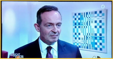 Dr. Volker Wissing - bedient sich "Schachbrettkaros" zur Integrierung seiner Person! Ist sehr selten dieses Foto! Wer eine solche Platte hinter sich hängt, will was sagen.