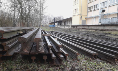 Robotron-Gleisnetz - Demontierte Schienen warten auf den Abtransport