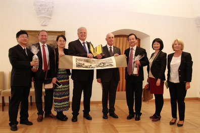 Bgm. Dr. Reinhard Resch (Mitte), Stadtrat Dr. Wolfgang Chaloupek (4.v.r.), Dr. Thomas Höhrhan (2.v.l.) und Gemeinderätin Gertrude Boyer (rechts) begrüßten die chinesische Delegation aus Hangzhou. © Stadt Krems.