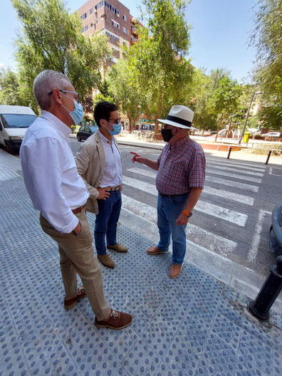 Santiago Ballester con los vecinos de la Plaza Honduras