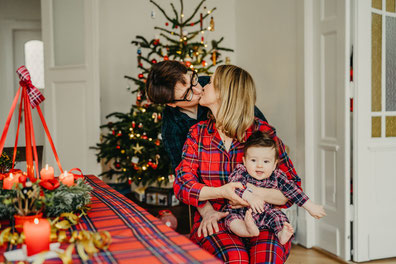 Festliche Familienglücksmomente: Ein Weihnachtsfotoshooting, das von Herzen kommt.