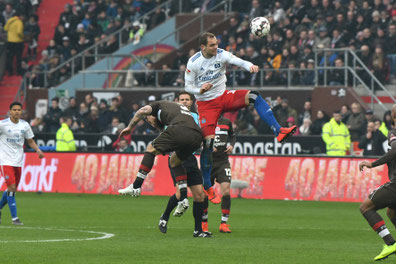 Pierre-Michel Lasogga setzt sich gegen Marvin Knoll durch - Foto: Lobeca/Gettschat