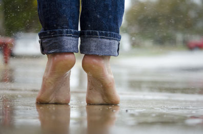 non-verbale communicatie op tenen lopen