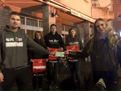 Hlbg Ost Team bei der Geldübergabe mit der 1. Vorsitzenden der Werbegemeinschaft