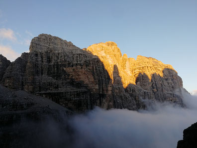 Sonnenaufgangsschatten vom Campanile Basso an der Cima Tossa, 6:46 Uhr