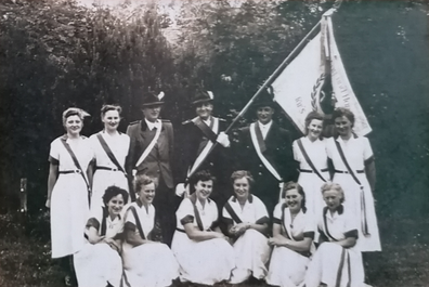 Fahnenbegleitung und Damenabteilung im Juni 1954 (Foto: Verein)
