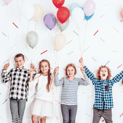Vier Kinder mit Ballons