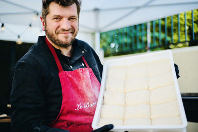 Walter de Mehlknepfle tient dans ses mains un bac à pâtons plein de 15 pâtons fait maison, idéal pour réaliser de délicieuses pizzas traditionnelles avec une pâte légère et très moelleuse. 