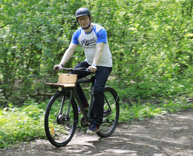 Dirk Rauschkolb mit dem Fahrrad im Wald