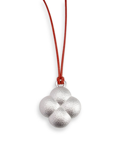 Amulett "Quatrefoil"  Ein aufklappbarer Amulettanhänger aus Silber in der Form eines Vierpasses. Eine "Sentimental Box" für eine Haarlocke, als Zahndose, als SOS-Kapsel mit einer Notitz für Notfälle, oder ...,  € 450.-