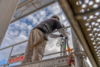 Novembre 2021 - Reportage complet sur le montage et l'installation d'un échafaudage pour la rénovation d'un bâtiment. 