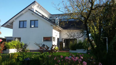 Einfamilienhaus mit Fenster im Pultdachversatz - Holsten-Mündrup