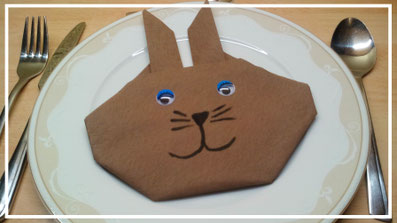 Tischdekoration Servietten falten Osterhase für Ostern Geburtstag und Weihnachten. Deko leicht und einfach DIY Geburtstagsdeko Servietten falten für ein  Dinner. Anleitung für einen Hasen als Dekoration. Tolles Motiv selber basteln.