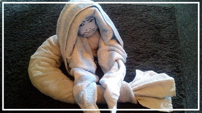 Handtuchfiguren falten Meerjungfrau für deine Zimmerdekoration. Origami mal mit Handtüchern. Falte niedliche Figuren, Tiere und andere Origami Motive aus deinen Badetücher oder Gästetücher. Servietten falten mit Handtüchern. Basteln mit Kindern und falten