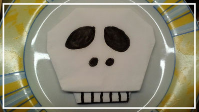 Tischdekoration Servietten falten Totenkopf für Halloween. Deko leicht und einfach DIY Kindergeburtstag Servietten falten für Anfänger. Anleitung für einen gruseligen Totenkopf.