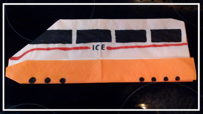 Tischdekoration Servietten falten Zug. Deko leicht und einfach DIY Bahn Servietten falten für Kinder. Anleitung ICE für Anfänger.